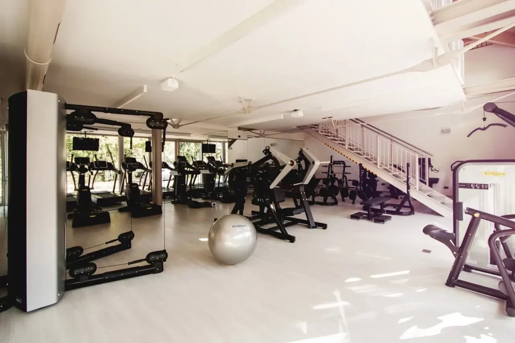 träningsmaskiner på gymmet
