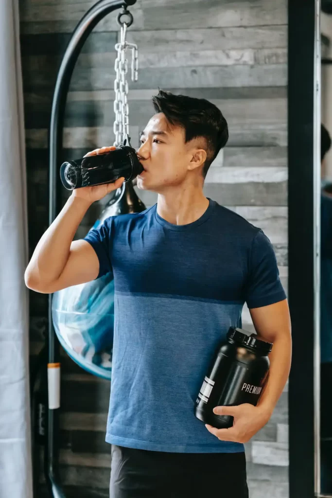 Intag av protein i shaker på gymmet