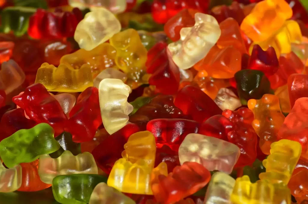 Hur Ofta får man Äta Godis? 2 Gummibjörnari olika färger.