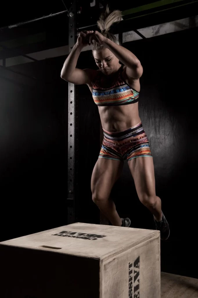 Crossfit atlet hoppar på en låda, boxjumps.